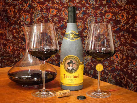 Faustino I Gran Reserva på bord med glas.