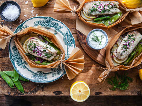 Grillade fiskknyten med sparris och citronsås.