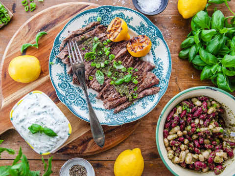 Grillad flankstek med basilikasås och bönsallad.