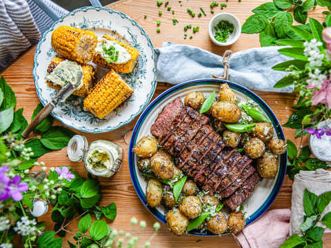 Grillad ryggbiff med grillad majs, örtsmör och parmesanslungad färskpotatis