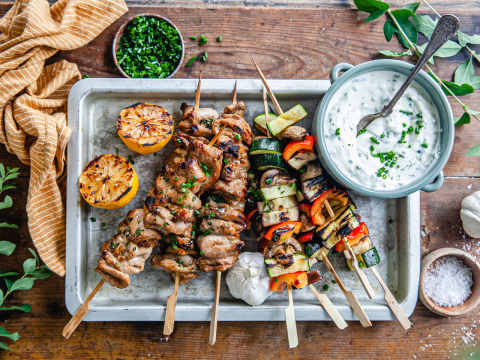 Grillspett med örtsås.