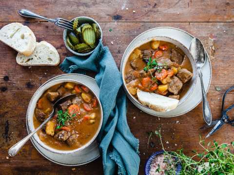 Köttgryta med rotfrukter i två skålar.