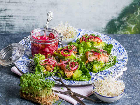 Halstrad lax med örtpotatis och picklad rödlök.