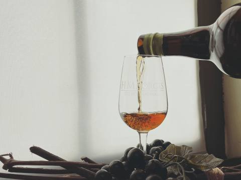 Madeiravin hälls upp i glas.