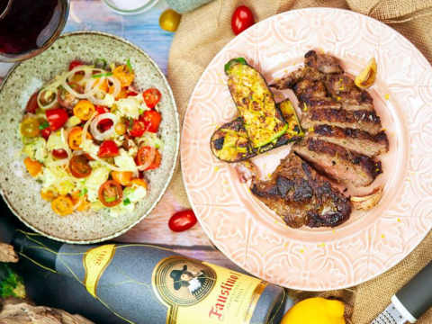 Iberico pluma med tomatsallad och krispig zucchini.