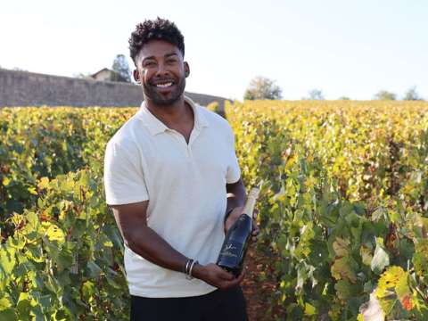 John Lundvik med en flaska av bubblet Pour Toi.