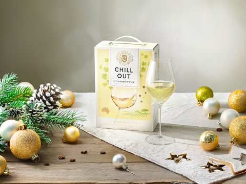 Julmiddag och vitt vin på bag-in-box och i glas