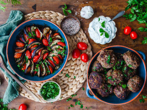 Kalvfärsbiffar med ratatouille och myntayoghurt.
