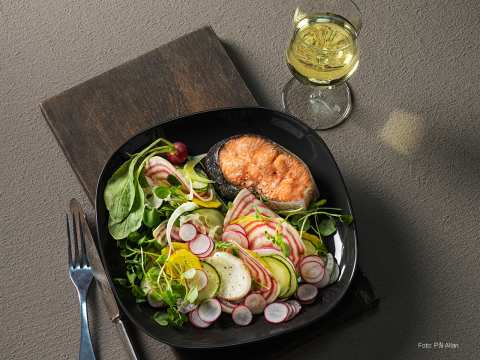 Halstade laxkotletter med en krispig sallad.
