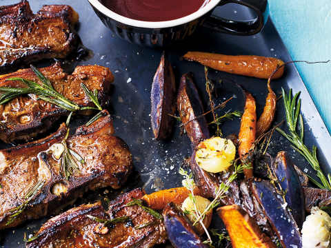 Lakritsmarinerat lamm med rödvinssås och ugnsrostad sötpotatis