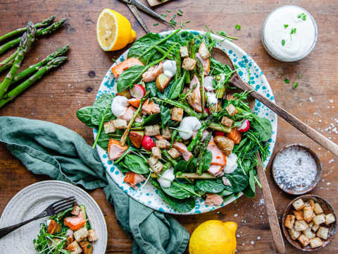 Sallad med varmrökt lax och primörer.