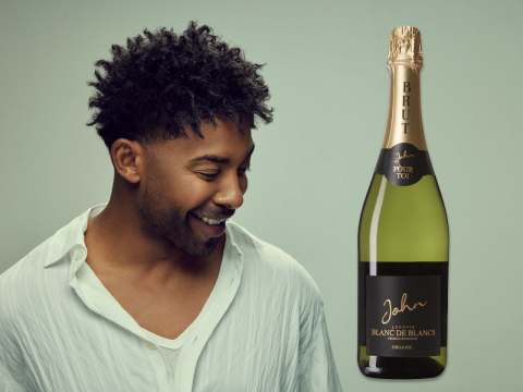 John Lundvik lanserar mousserande vinet Pour Toi.