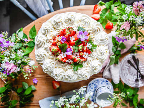 Midsommartårta med vit choklad och jordgubbar