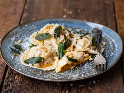 Ravioli med salvia, pinjenötter och skirat smör.
