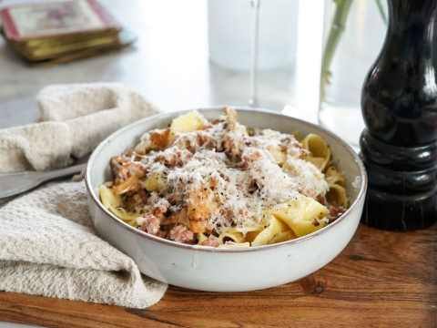Pasta med salsiccia, kantareller och pecorino.