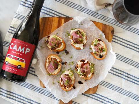 Pintxos med lammfilé och getostkräm.