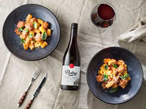 Polpette med Ruby Pinot Noir.