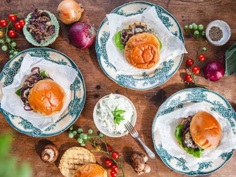 Vegetariska hamburgare med portabello och blåmögelost.