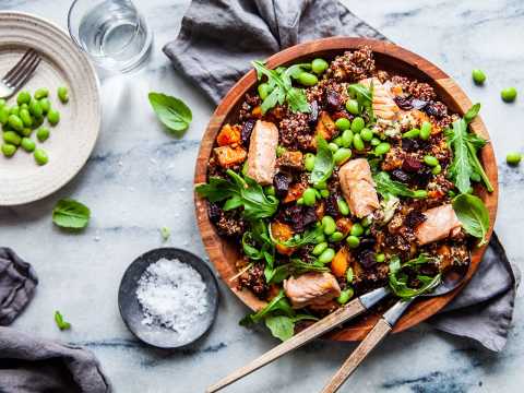 Quinoasallad med stekt lax och pestomozzarella