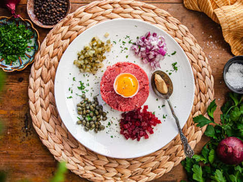 Klassisk råbiff med dijon, kapris och äggula.