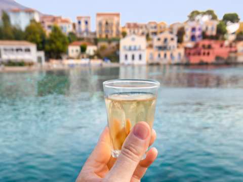 Retsina, vin av kåda, i Grekland.