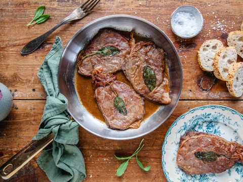 Saltimbocca, tre kalvskivor i en stekpanna.