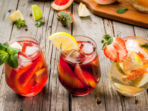 Tre olika sorters sangria: Sangria på rosé, sangria på rödvin och sangria på vitt vin.