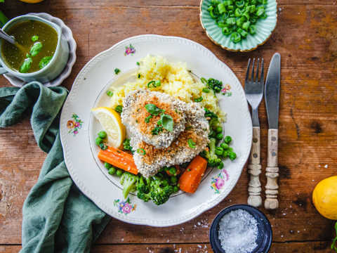 Sej i ugn, pressad potatis och skirat örtsmör.