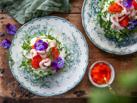 Smörgåstårta med räkor i portionsformat.
