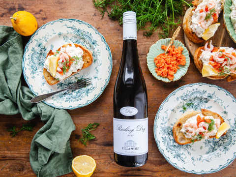 Toast skagen med en flaska Villa Wolf Riesling.