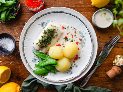 Torskrygg med champagnesås, potatis och sockerärter.