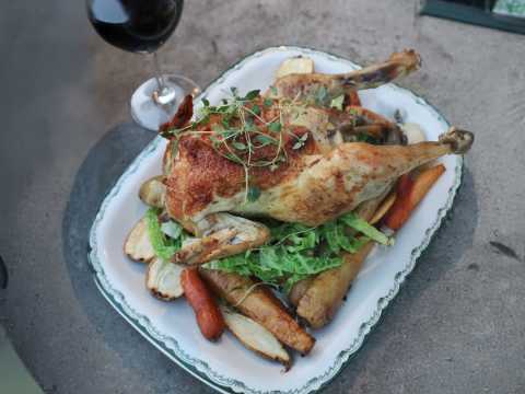 Ugnsrostad kyckling med rotsaker.