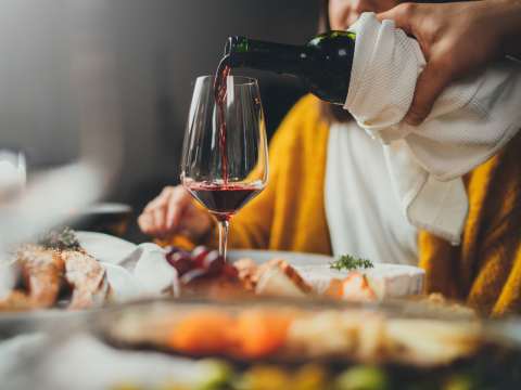 Vin till gästerna på middagen.