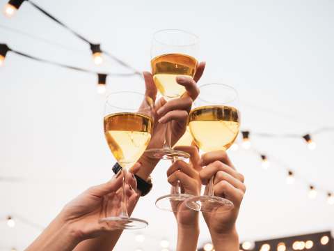 Vinets dag - tre glas vin mot himlen..