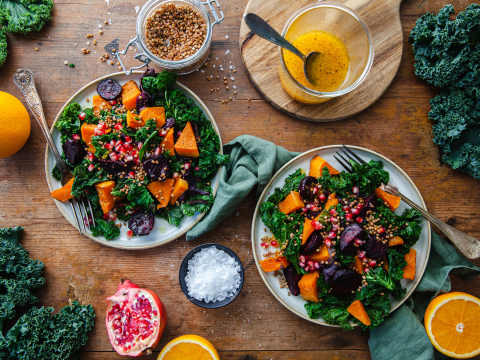 Vintersallad med grönkål, granatäpple och pumpa.