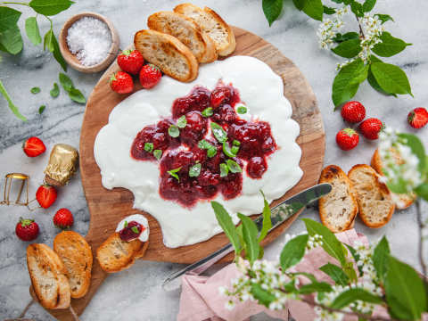 Vispad fetaost med balsamvinägerkokta jordgubbar.