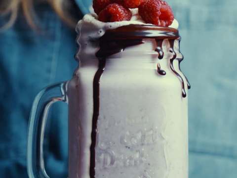 Amarula Raspberry Milkshake med människa bakom