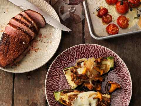 Ankbröst med mozzarellagratinerad zucchini och kantarelltappenade