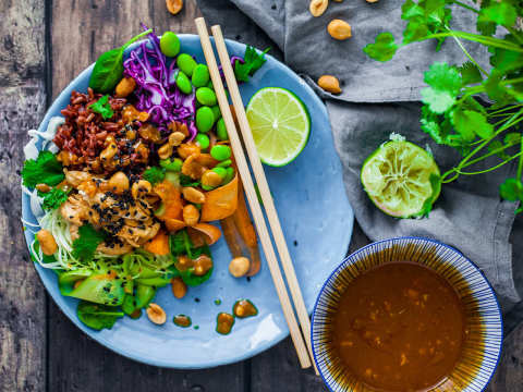 Asiatisk kycklingsallad med jordnötsdressing
