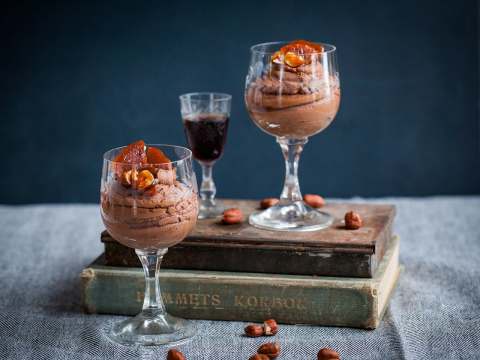 Chokladmousse med kanderade hasselnötter