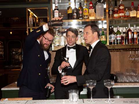 Emil Åreng, Måns Herngren och Adam Lundgren i en bar