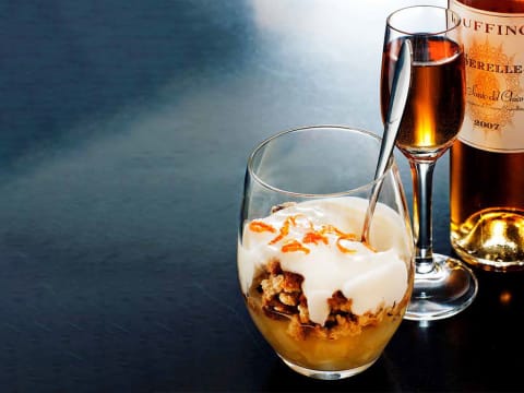 Efterrätt i glas med kokta päron med vaniljyoghurt