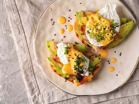 Eggs benedict på tallrik
