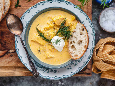 solgul fisksoppa med torsk och lax