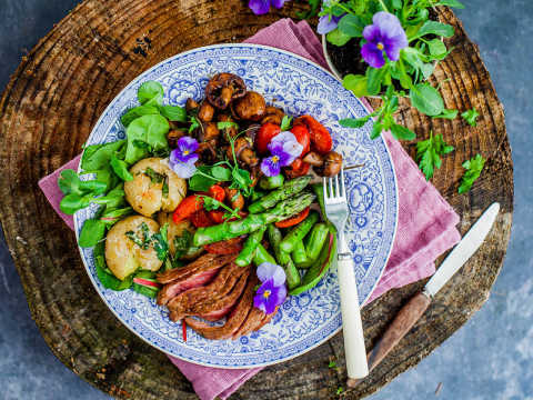 Grillad ryggbiff med krossad potatis och balsamicochampinjoner