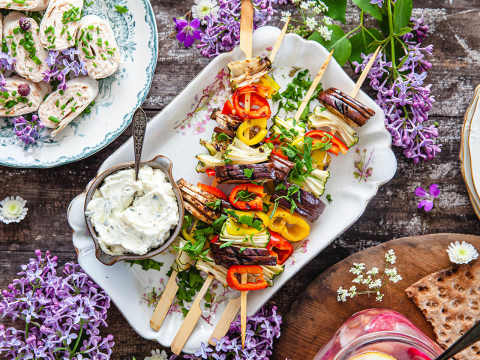 Grillade grönsaksspett på fat
