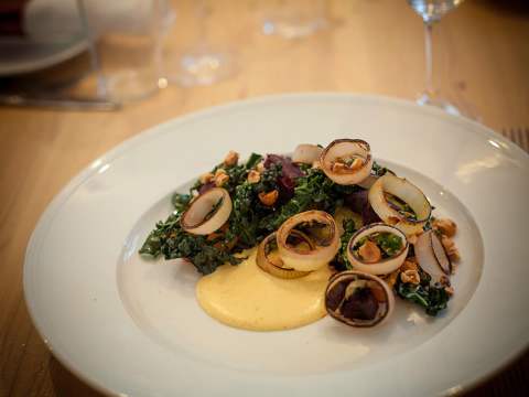 Häktets betor med brynt smör, hasselnötter och svartkål