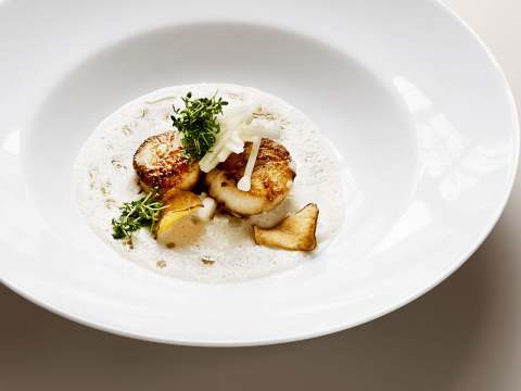 Halstrade pilgrimsmusslor med jordärtskockssoppa hos PA & Co i Växjö