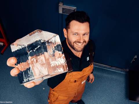 Sebastian Solstad Törnells håller isblock