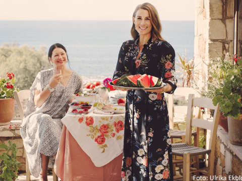 Jill Johnson och Maria Molin Ljunggren aktuella med kokbok om medelhavsmat